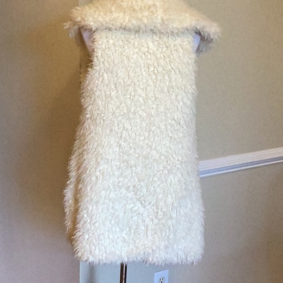 Me Jane ivory faux fur vest with shawl collar, fully lined and side seam pockets - Picture 3 of 9